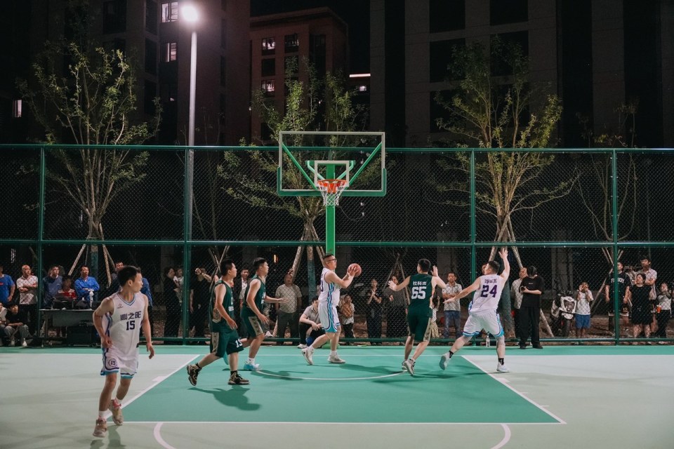 包含篮球运动在全世界范围内蓬勃发展的词条