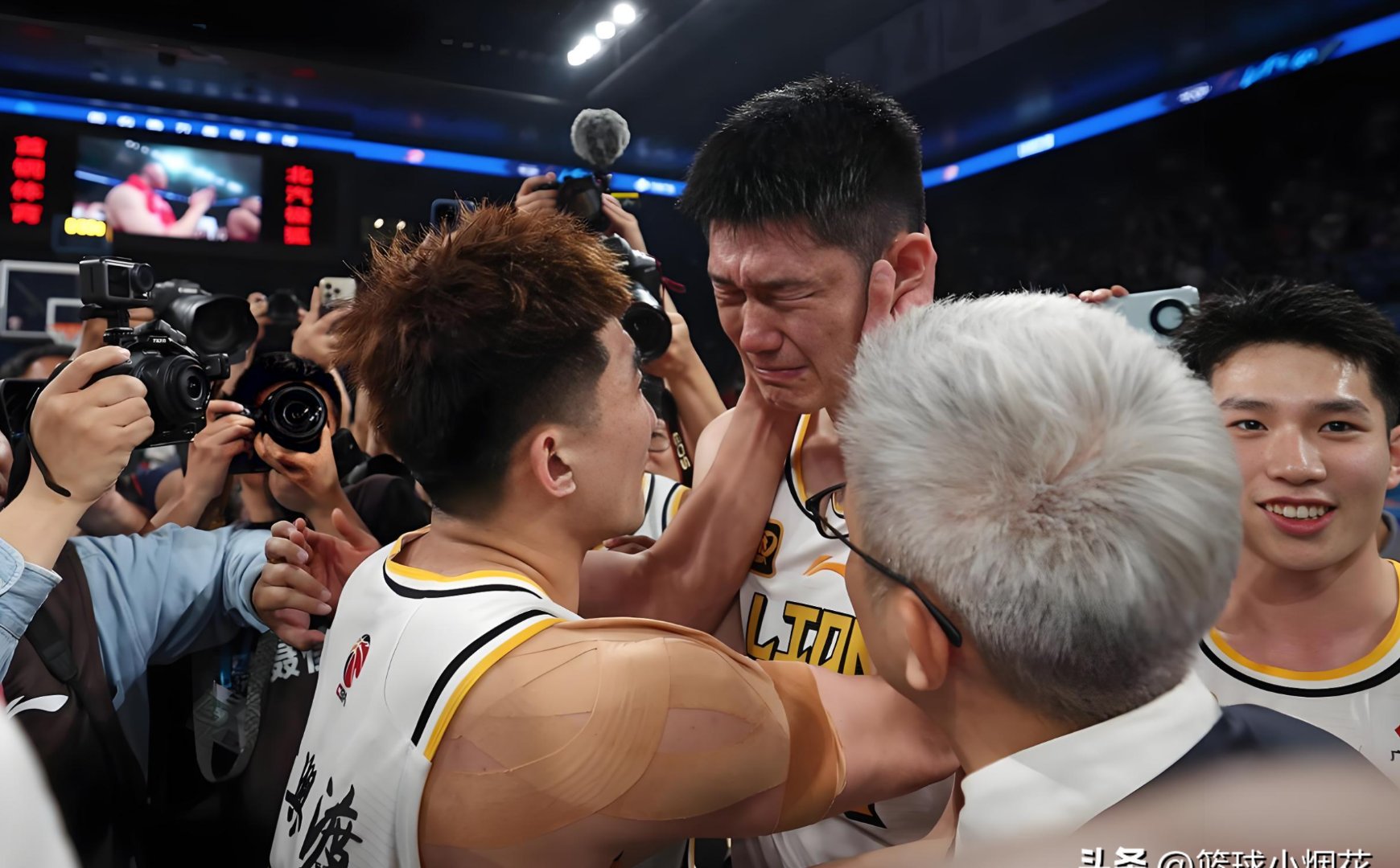 包含山东队鏖战掘金，胡金秋刷新纪录的词条