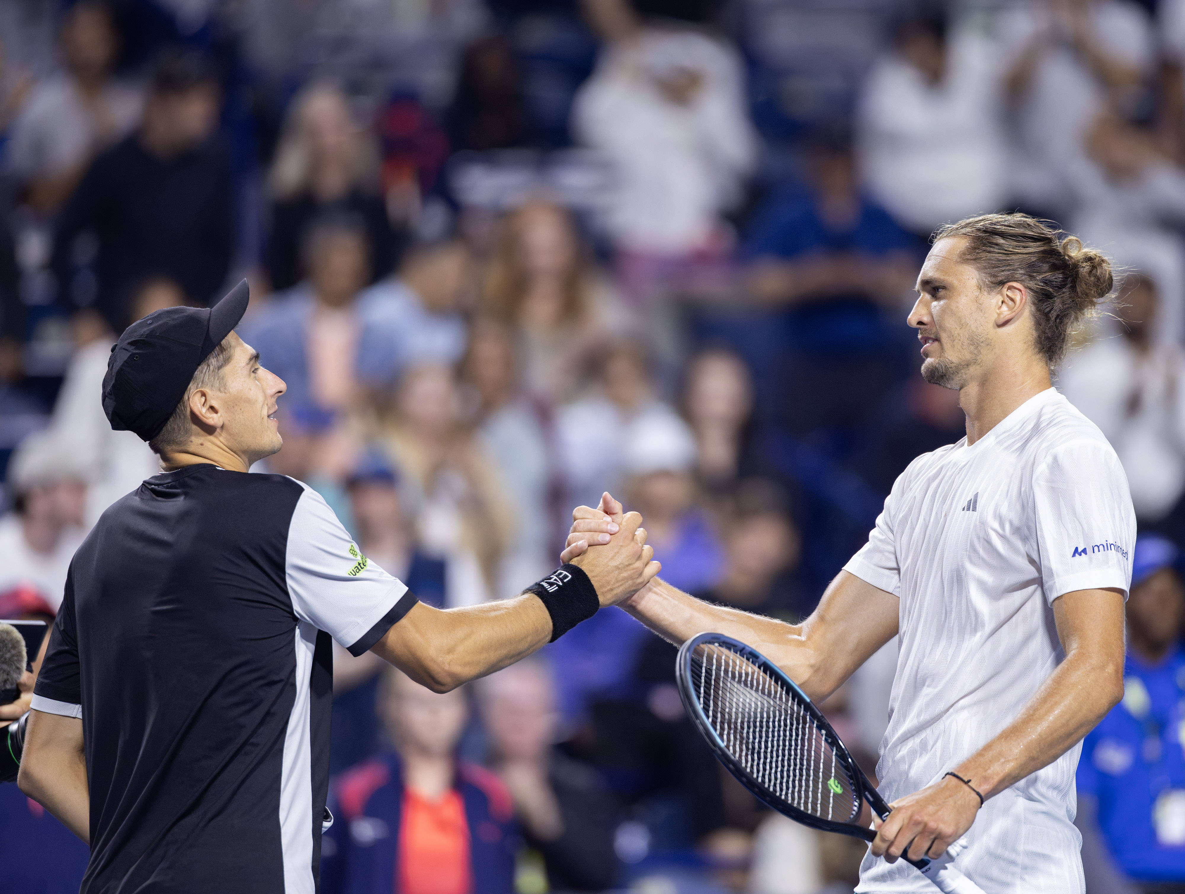 温网险胜澳网，兹维列夫带队取胜的简单介绍